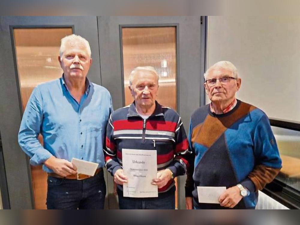 Die drei Platzierten der Vereinsmeisterschaft der Skatspieler aus Bad Westernkotten (v.l.): Peter Knoche (2.), Helmut Knych (Meister) und Hugo Schwark (3.).