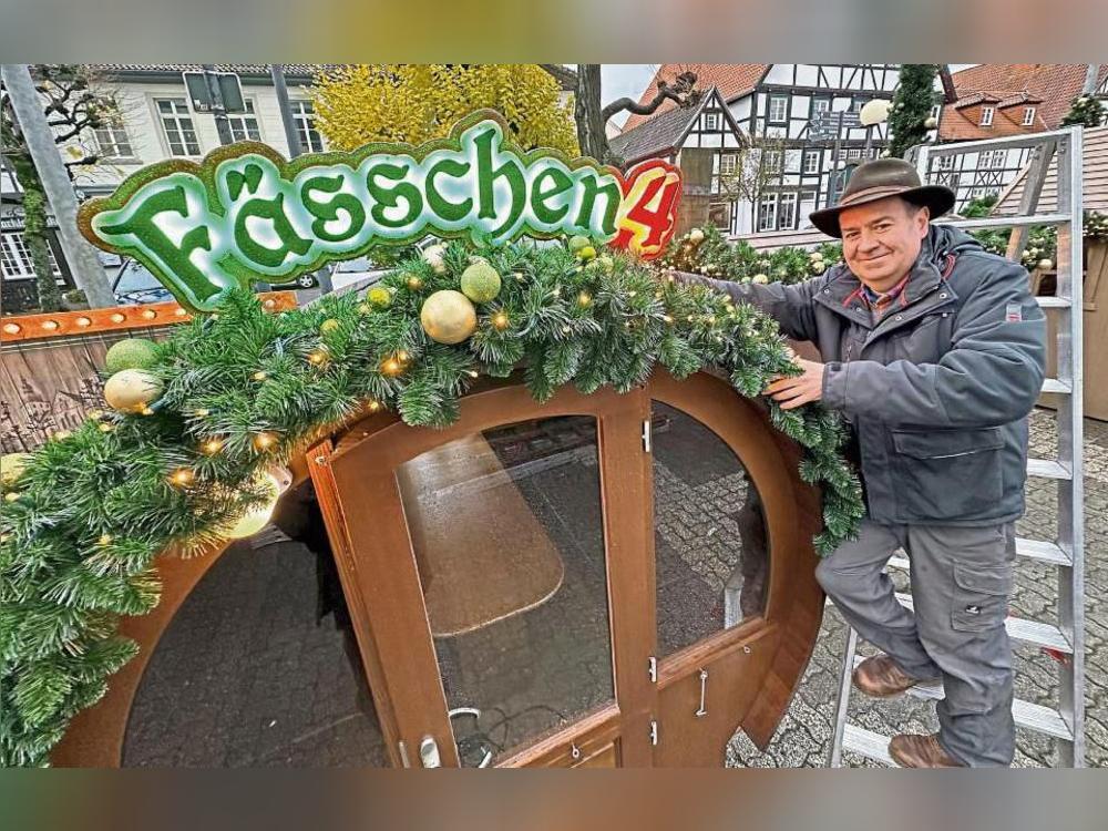 Heimelig im Fässchen: Andree Langenscheidt vergrößert den Glühweintreff. Foto: Cegelski