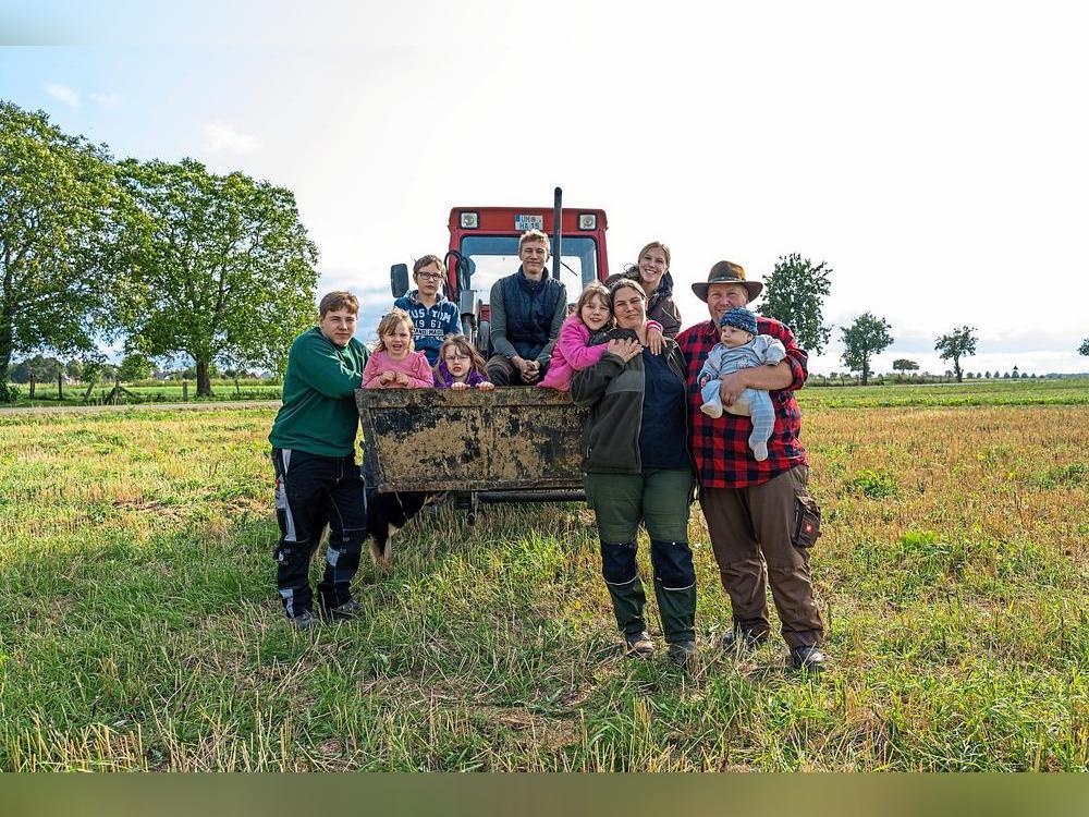 Landwirt Helmut Ahrenhold (rechts), seine Frau Cindy und ihre Kinder geben im TV Einblick in ihr Leben. Foto: Ben Knabe