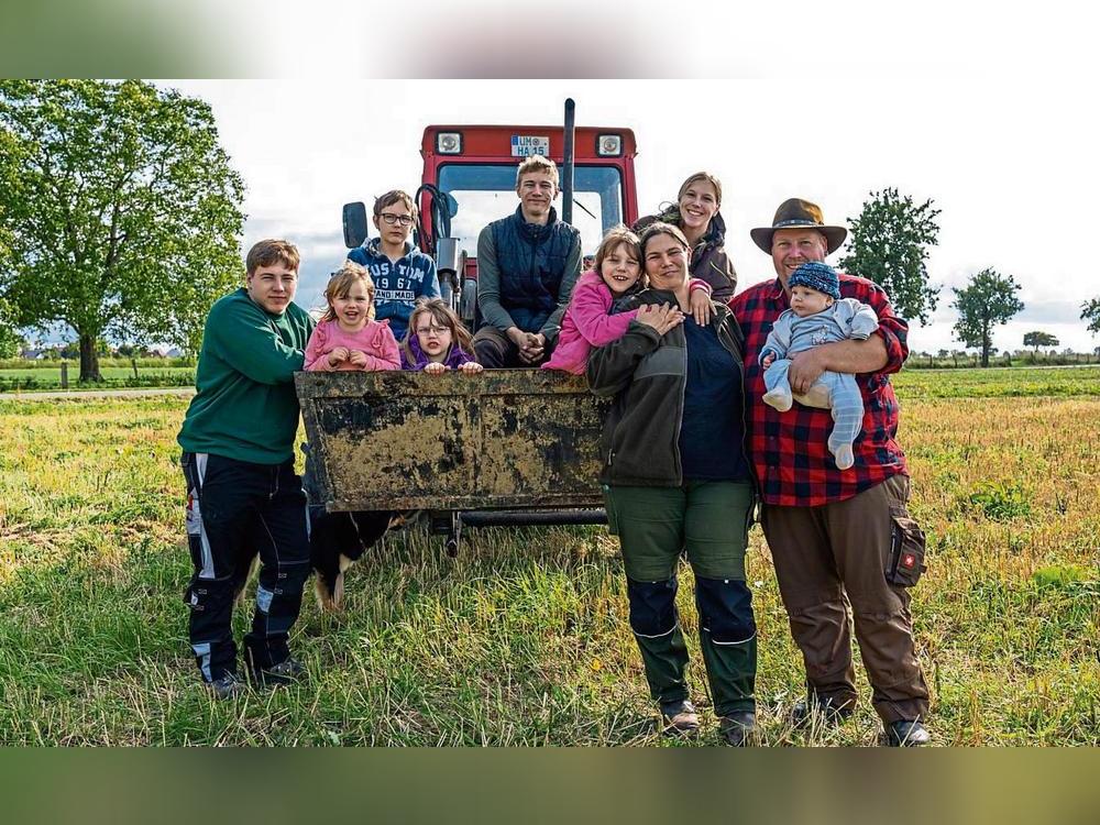 Landwirt Helmut Ahrenhold (rechts), seine Frau Cindy und ihre Kinder geben im TV Einblick in ihr Leben. Foto: Ben Knabe