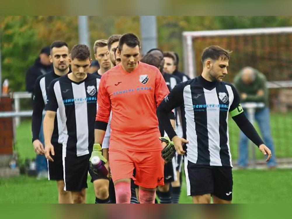 Ob die Rüthener am Samstag im Pokal-Viertelfinale gegen Titelverteidiger Hörste/Garfeln auflaufen, entscheidet sich erst am Morgen nach einer Platzbesichtigung. Foto: Wiegand