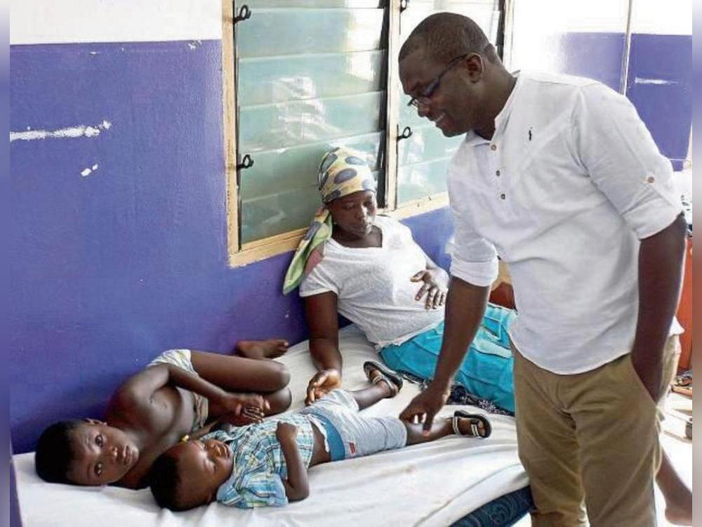 Dr. Prince Puplampu (r.), ein engagierter Arzt aus dem Slum Ashaiman in Accra, möchte mit zehn sogenannte Suction-Maschinen die hohe Müttersterblichkeit in Ghana senken.