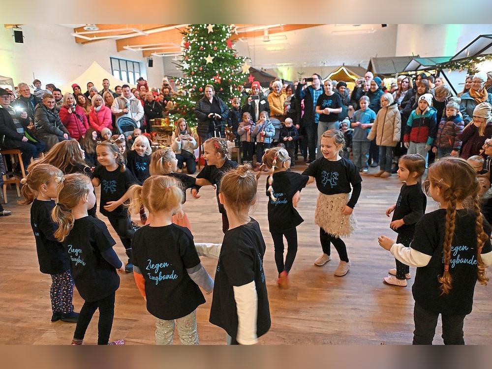 Der Auftritt der Ziegentanzbande begeisterte am Samstag die Besucher beim Budenzauber in Ehringhausen. Auch am Sonntag gibt's noch Programm in und an der Dorf-Ziege. Foto: Tuschen