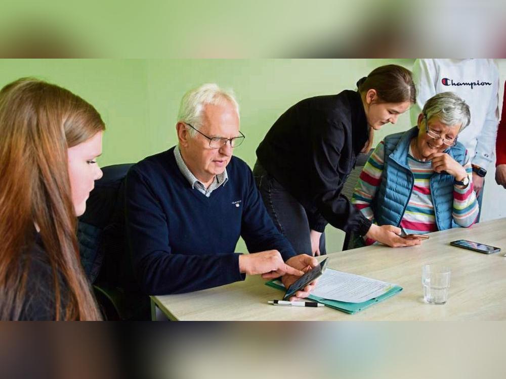 Erfolgreiche Aktion des Beirats: Schüler der Sekundarschule bringen Senioren die Funktionen des Smartphones näher. Archivfoto: Kossack