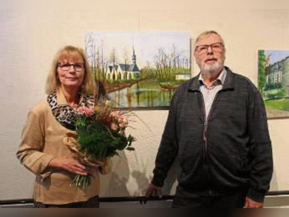 Beatrix Leimeier (l.) stellt im Josefshaus aus.