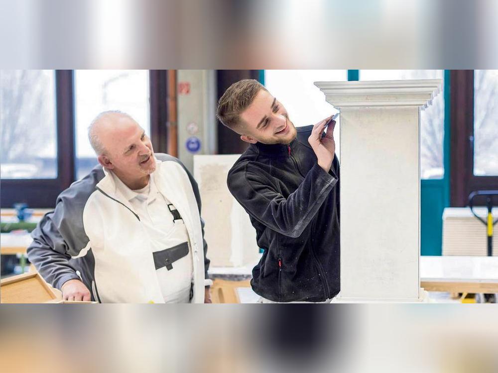 Das Handwerk ist eine Säule des heimischen Lehrstellenmarkts. Hier eine Szene aus der Stuckateur-Ausbildung. Foto: Archiv