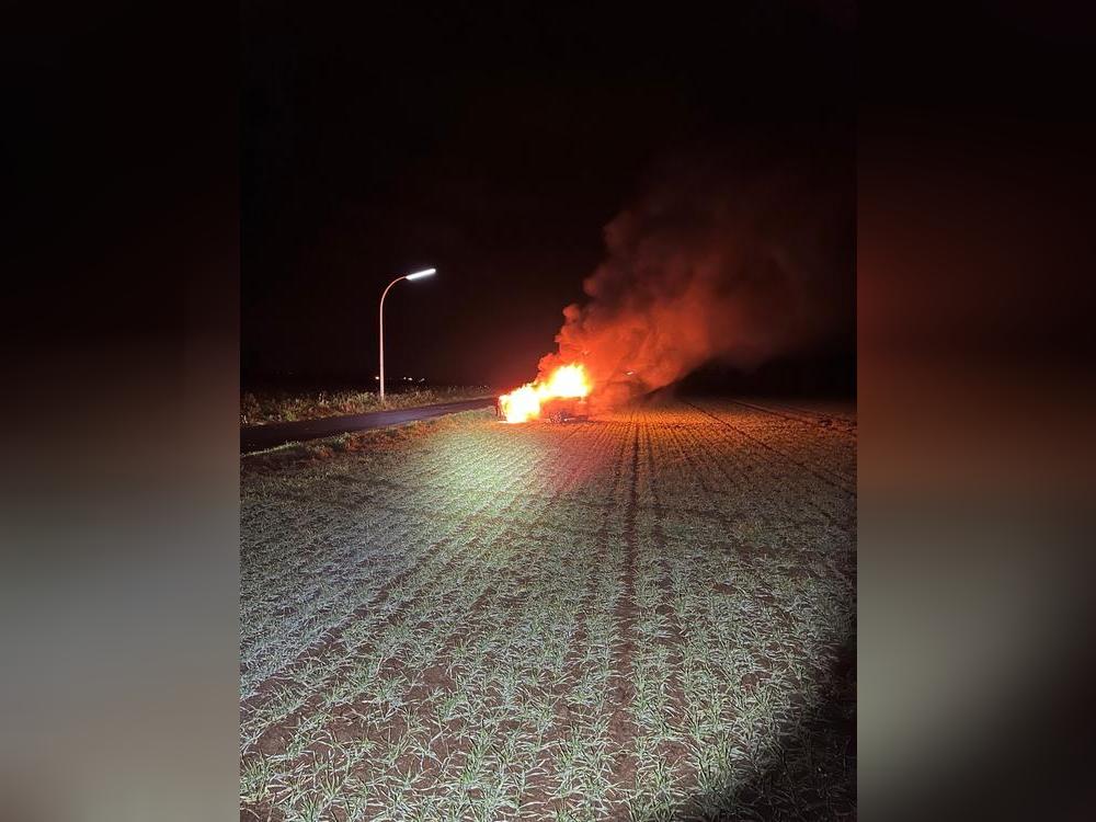 Autodiebe haben am Dienstagabend in der Bad Sassendorfer Feldflur ein Auto angezündet. Foto: Polizei Kreis Soest