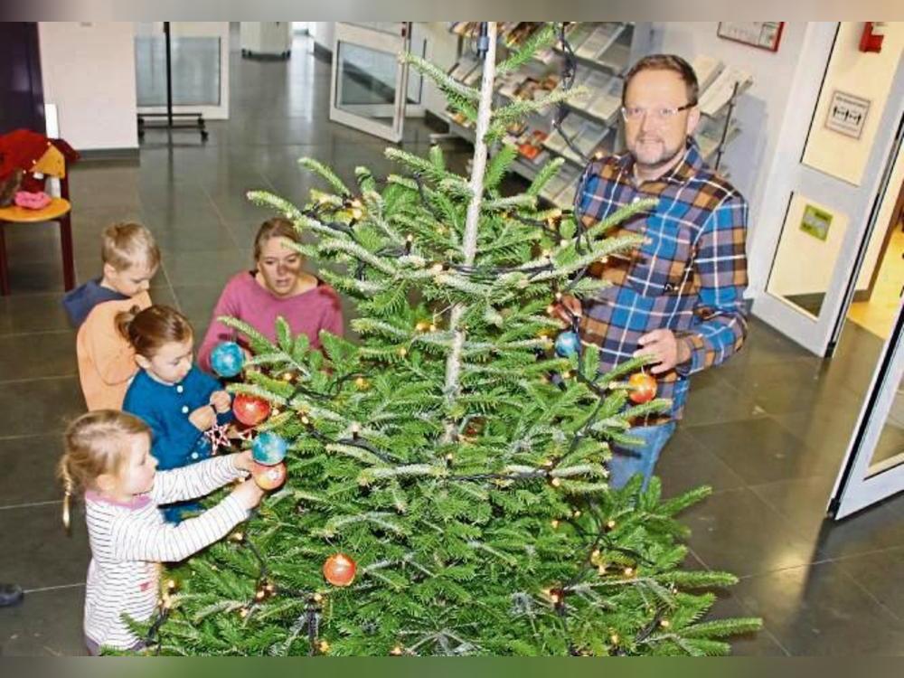 Zusammen mit Bürgermeister Alfred Schmidt schmückten die Kinder den Baum. Foto: Meschede