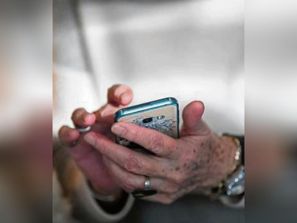 Fit mit dem Smartphone sollen die Geseker Senioren werden. Foto: dpa