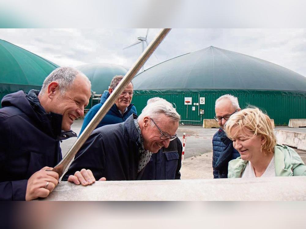 Das blubbernde Gas erhellt die Minen der Besucher (v. l.): Mattias Bürger, Betreiber der Anlage in Anröchte, Andreas Düser, Kraftwerksbetreiber in Ense, Dr. Thomas Griese, stellvertretender Vorsitzender des Landesverbandes Erneuerbare Energien, und Dagmar Hanses, Grüne Abgeordnete im NRW-Landtag. Fotos: Eickhoff