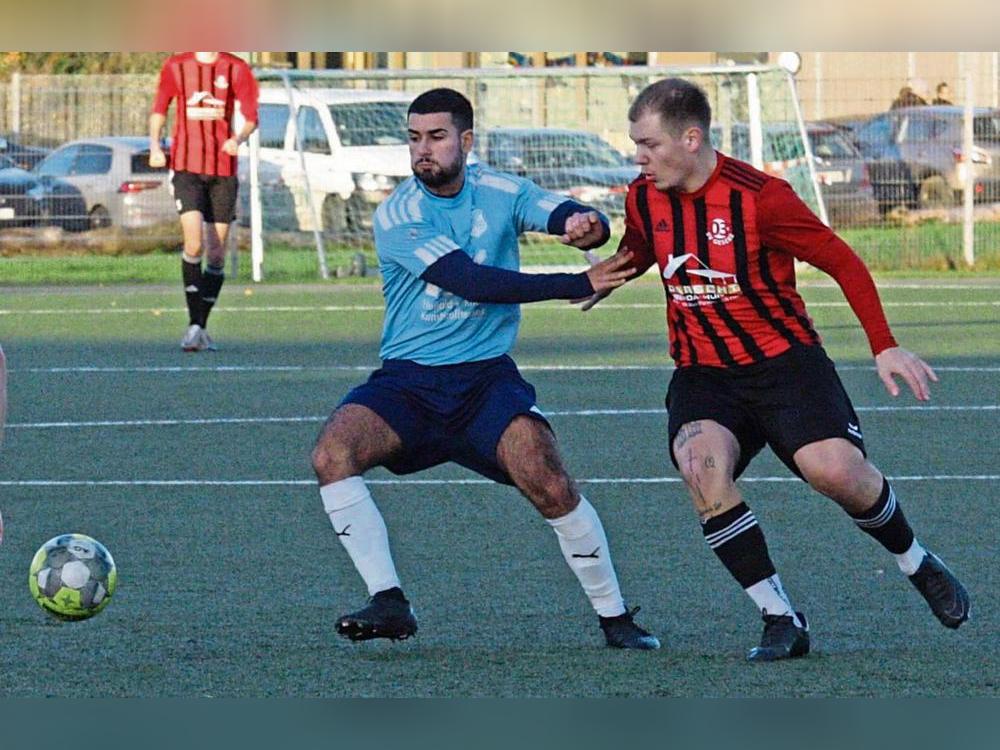 Der FC Mönninghausen (hellblaue Trikots) steht vor einem heißen Jahresabschluss. Es geht zum Tabellenzweiten Oestinghausen. Der SV 03 Geseke (in Rot-Schwarz) bekommt es am Sonntag mit den Rot-Weißen aus Westönnen zu tun. Foto: Schlink