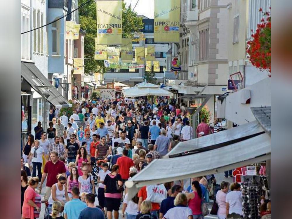 Der Handel dominiert in der Lippstädter City. Ändert sich das in der Zukunft? Was kann die Innenstadt über die Geschäftswelt hinaus attraktiver machen? Darum geht es im ersten Fenster unseres Heimatwünsche-Adventskalenders. „Handel, Verkehr, Barrierefreiheit, Platz zum Spielen…: Was wünschen Sie sich für die Innenstadt der Zukunft?“, lautet die Frage zum 1. Dezember. Schreiben Sie uns Ihren Wunsch per E-Mail an heimatwuensche@derpatriot.de.