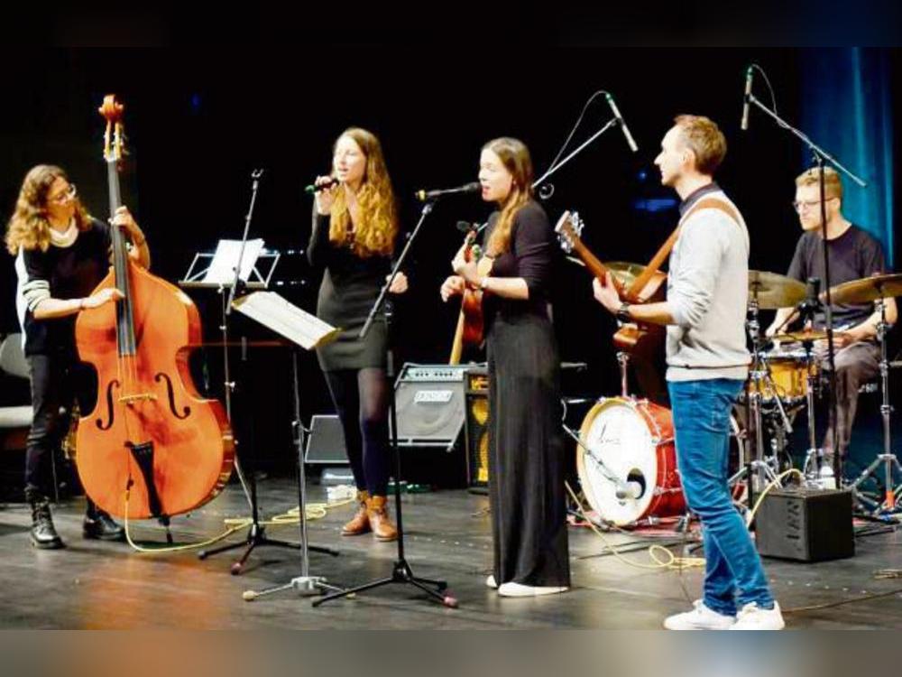 Das Bandprojekt der stellvertretenden Musikschulleiterin Rebecca Krejci (3.v.r.) präsentierte im Lippstädter Stadttheater einen Song von Nina Simone.