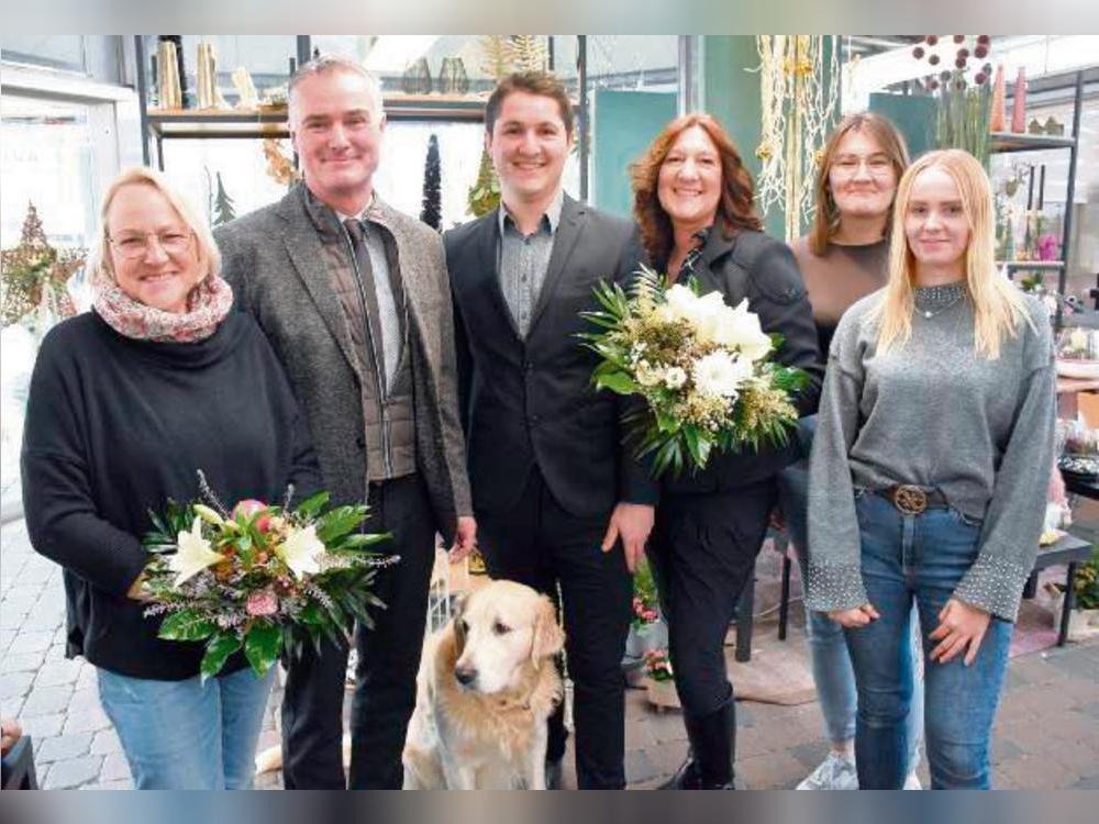 Blumen zur Feier: Michael, Marc Philipp und Marion Schmidt im Kreis von drei der sechs Mitarbeiterinnen. Foto: Giannakis