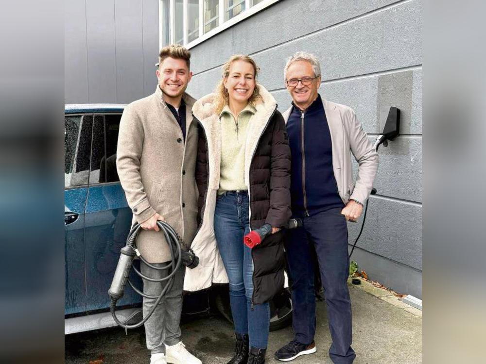 Die Überzeugung für E-Mobilität sorgte im Betrieb von Günther Ostkamp (r.) dafür, dass schon vor geraumer Zeit ein Konzept für eine mobile Wallbox entwickelt wurde. Hier zeigen Tom und Alina Glauner einige der Komponenten.