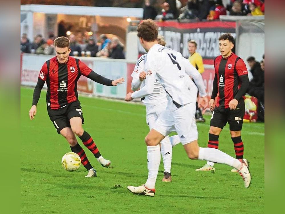 Nico Böll in Aktion: Der Mittelfeld-Mann soll das Spiel des SV Lippstadt lenken. Die Schwarz-Roten steuern in den letzten zwei Heimspielen zwei Siege an. Foto: Lütkehaus