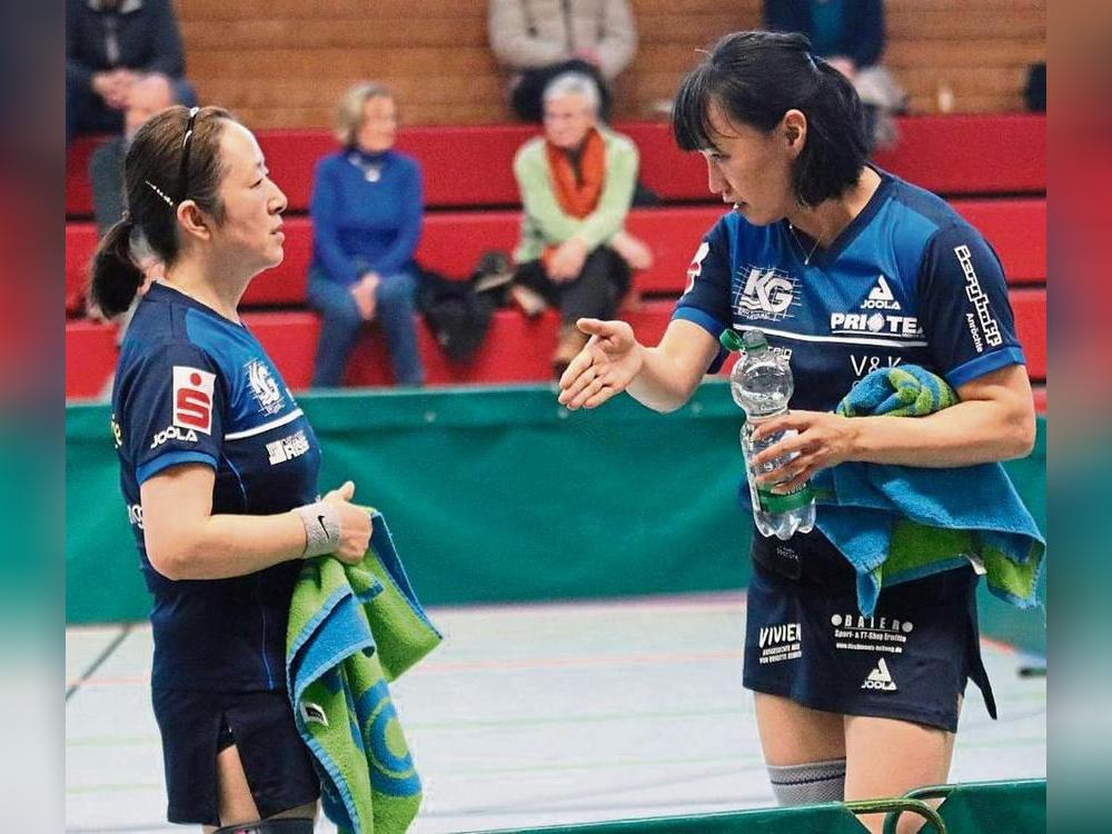 Nicht rund lief es zuletzt beim Anröchter Doppel Aimei Wang/Yang Henrich. Und so gab es in den Satzpausen Redebedarf. In Langstadt muss sich das gesamte TTK-Team jetzt in Topform präsentieren, will man sich im Spitzenspiel der 2. Liga etwas ausrechnen. Foto: Wiegand