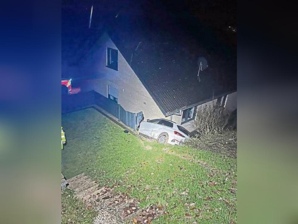 Bei Büren rutschte eine 31-Jährige mit ihrem Wagen einen Steilhang hinab und blieb erst vor einem Haus hängen. Foto: Polizei