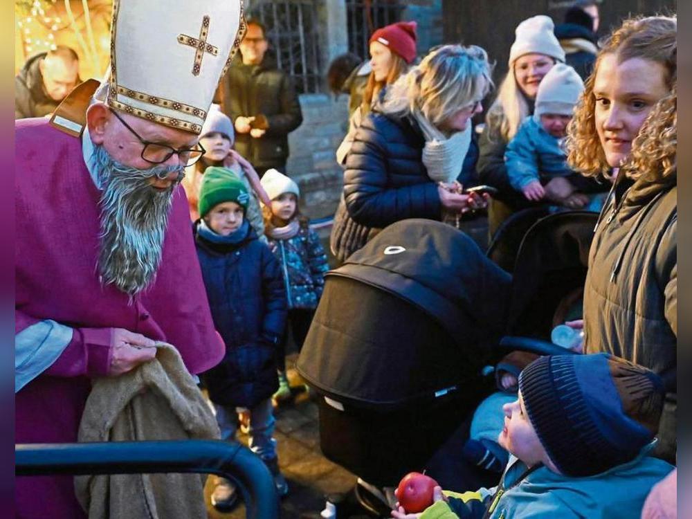 Auch der Nikolaus ließ sich im Schatten von St. Laurentius blicken. Fotos: Tuschen