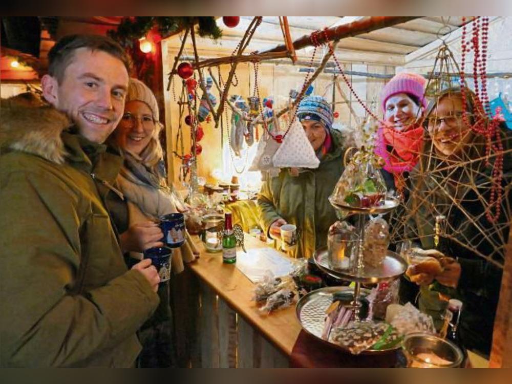 Selbstgebasteltes stieß auf großes Interesse der Weihnachtsmarktbesucher in Waltringhausen. Foto: Priesnitz