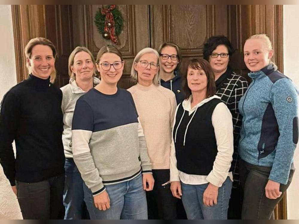 Die Vorstandsmannschaft des RV Rüthen: (v.v.l.) Beate Schulte Hötte, Carolin von Cossel, Vera Hölscher, Theresa Middendorf, (h.v.l.) Christina Schulte-Hötte, Karin Scheithauer, Isabell Hage und Sonja Picht. Es fehlen die 2. Vorsitzende Heike Prinz-Rüther und Julia Bertels.