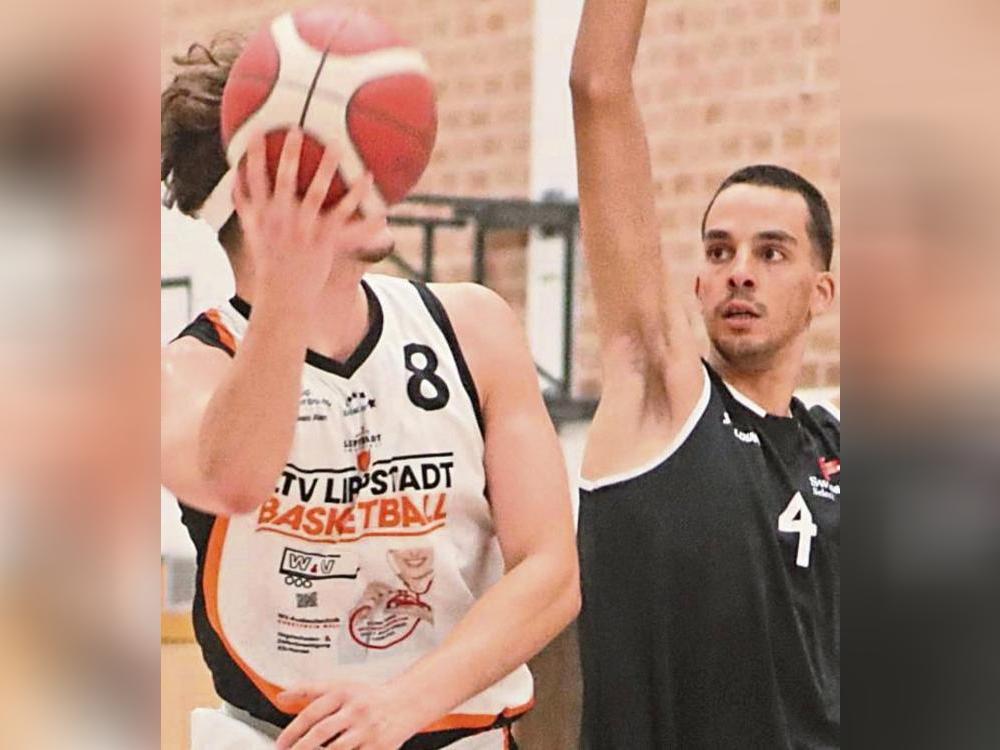 Hatten manchmal den Ball vorm Kopf: Die LTV-Basketballer verloren beim Meister TV Salzkotten mit 60:87. Foto: Lütkehaus