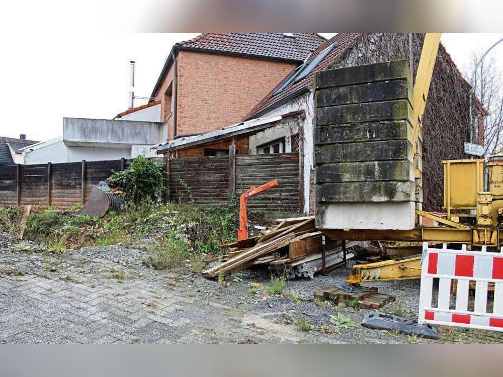 Nach Angaben der Anwohner liegt die Baustelle an der Ecke Von-Droste- und Burgstraße seit Monaten still. Sicherheitsmängel hat der Kreis aber dort nicht festgestellt. Foto: Mintert