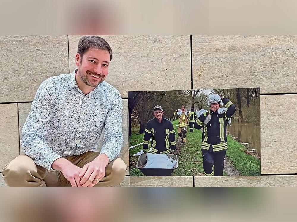 Ein Foto vom Weihnachts-Hochwasser Ende letzten Jahres, das Patriot-Reporter Daniel Kossack gemacht hat, zählt zu den 31 besten Pressefotos des Jahres 2024. Das Bild zeigt den Redakteur mit seinem Wettbewerbsbeitrag im Düsseldorfer Landtag.