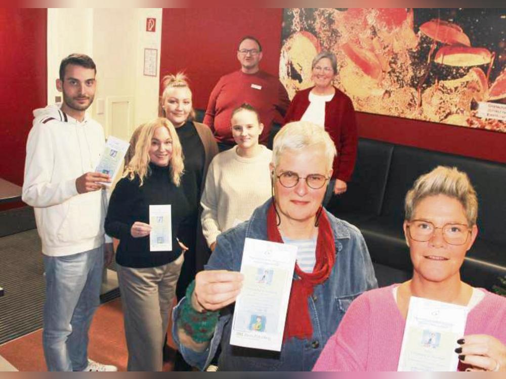 Den Projekt-Flyer präsentieren Sonja Steinbock (r.) und Elisabeth Neske (vorne l.), die Auszubildenden Stefan Samoukovic, Carola Brandes, Charlotte Baumhöer, Emily Lammert sowie (hinten) Ralf Koall und Claudia Fisch. Foto: Schwade