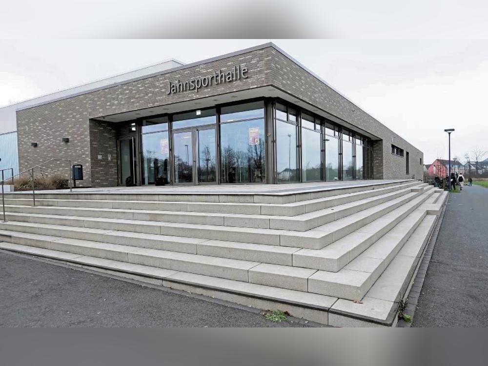 Hochwasser statt Hochleistungssport: Wegen eines Wasserschadens ist die neue Dreifachturnhalle seit Jahresanfang dicht. Nun zieht die Stadt vor Gericht. Foto: Vielberg