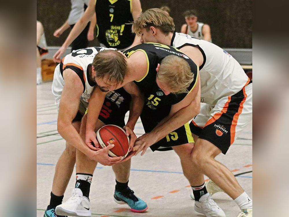 Im letzten Heimspiel des Jahres wollen sich die LTV-Basketballer (in Weiß) noch einmal richtig reinhängen, um am Ende gegen Hiltrup das Spielfeld als Sieger zu verlassen. Foto: Wiegand