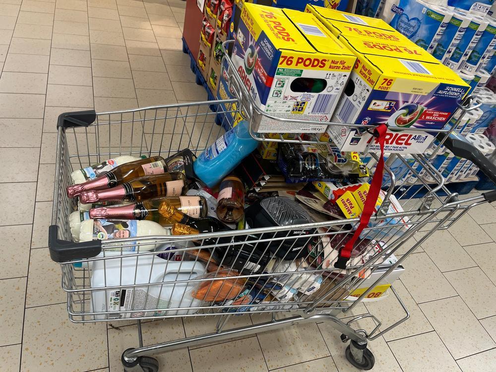 Zwei Diebe riefen in einem Discounter an der Planckstraße in Lippstadt die Polizei auf den Plan. Das Duo wollte sich mit Waren im Wert von 500 Euro aus dem Staub machen. Hier ein Foto des vollen Einkaufwagens. Foto: Polizei