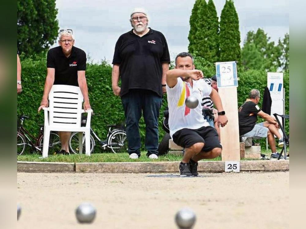 Der Boulesport, wie hier in Geseke, liegt voll im Trend. Da ist nichts mal eben mit einer ruhigen Kugel schieben. Welches Sportangebot wünschen Sie sich für ihren Heimatort? Machen Sie mit im Rahmen unserer Aktion „Heimatwünsche“ und gewinnen Sie! Foto: Tuschen