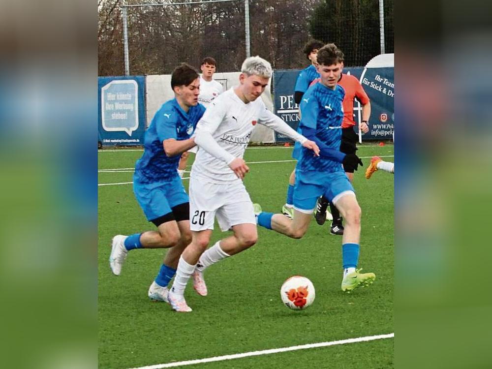 Attacke! Die A-Junioren des TuS Lipperode (in Weiß) haben sich für das Spiel in Hamm viel vorgenommen. „Die Jungs brennen“, so Trainer Junker. Foto: Dannhausen