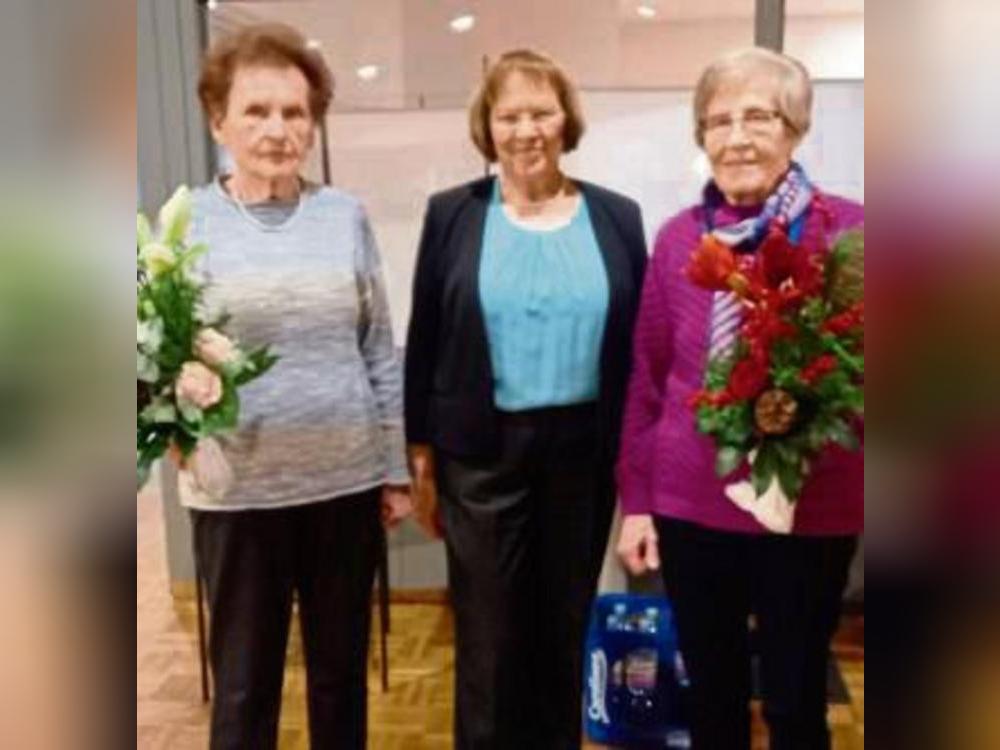 Renate Bauch (M.) vom LTV überraschte Johanna Sommer (l.) und Helene Scholand (r.) mit einem Blumenstrauß.