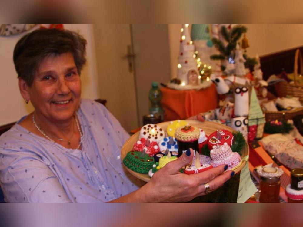 Kleines und Feines: Regina Kortmann aus Salzkotten präsentierte auf dem Weihnachtsmarkt in liebevoller Handarbeit hergestellte Geschenkideen. Fotos: Helga Wissing