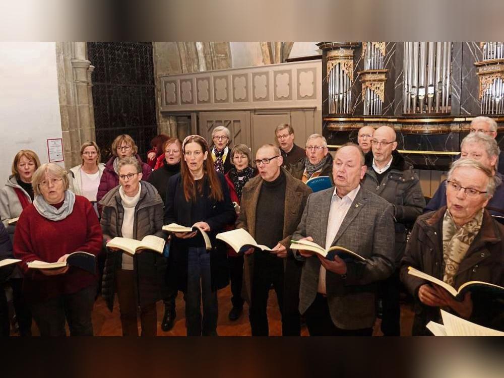 In der St. Nikolauskirche in Rüthen gaben die Kammerchöre aus Lippstadt und Rüthen eine Kostprobe ihres Könnens. Foto: Kloer