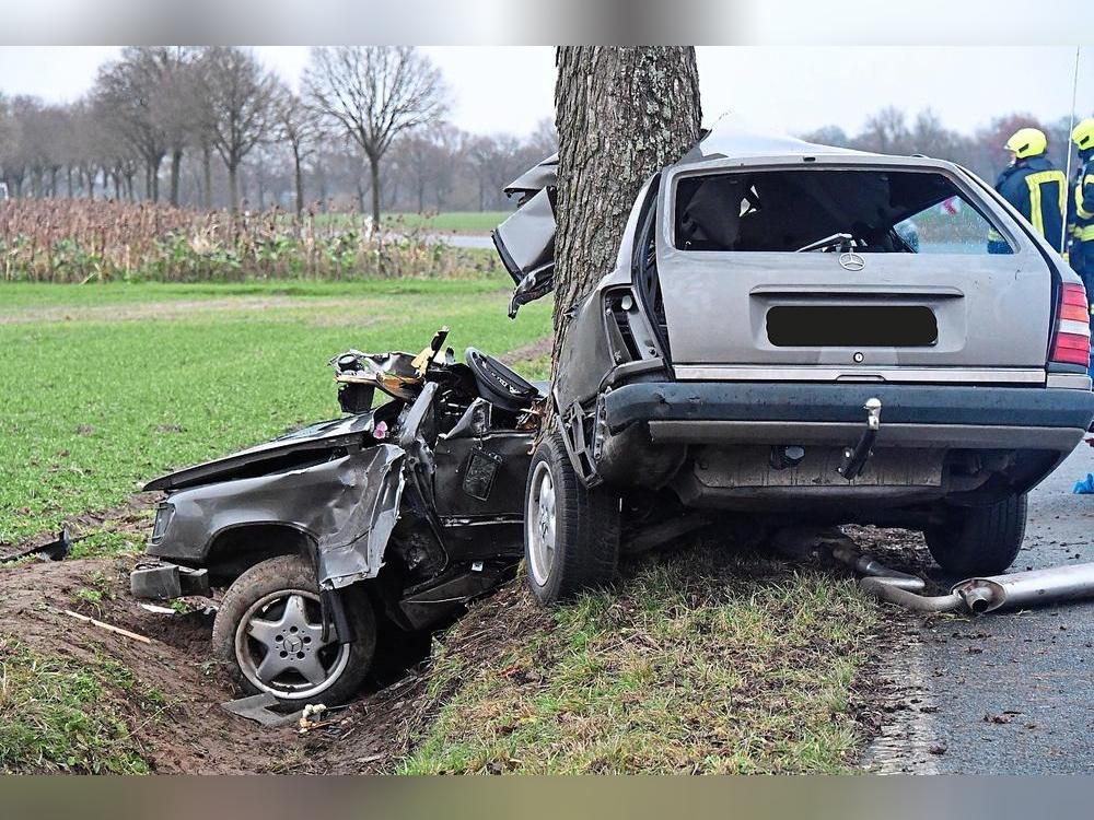 Jede Hilfe kam für einen 20-Jährigen aus Langenberg zu spät, als er zwischen Liesborn und Bad Waldliesborn von der Straße abkam und sein Mercedes gegen einen Baum schleuderte. Foto: Andreas Eickhoff