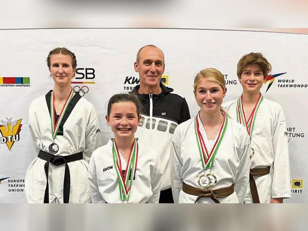 Goldregen für den Taekwondo-Verein Mastholte bei den Ilyeo Open: Antonia Lobemeier, Justus Büscher, Hanna Büscher und Sophie Denzel mit Trainer Ulrich Vinnemeier.