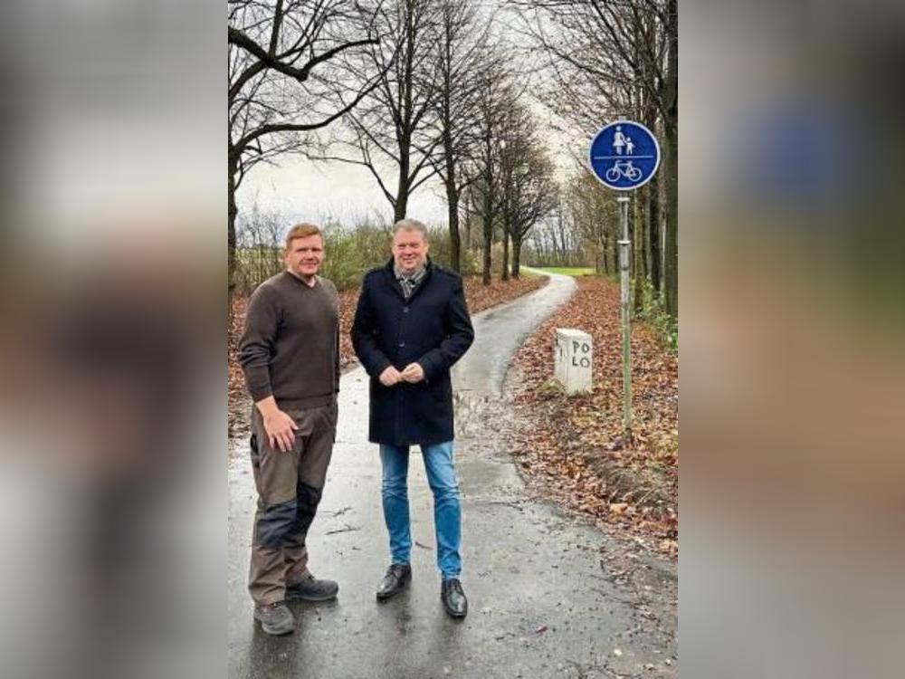 Der heimische CDU-Landtagsabgeordnete Jörg Blöming (r.) freut sich zusammen mit dem Ortsvorsteher von Bökenförde, Hendrik Wieneke-Stöcker, über die Sanierung des Radweges an der L536.