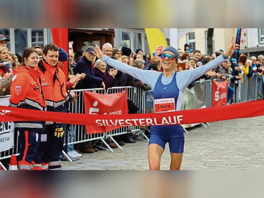 Knackte als erste Frau in der Geschichte des Silvesterlaufes die 50-Minuten-Marke: Laura Hottenrott siegte bei der 42. Auflage in 49:31 Minuten. Im Zielbereich auf dem Soester Marktplatz ließ sie sich von den Zuschauern feiern. Foto: Feichtinger