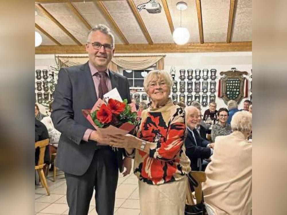 Ortsvorsteher Thomas Gerwin mit Märchenerzählerin Sigrid Grobe. Foto: N. Gerwin