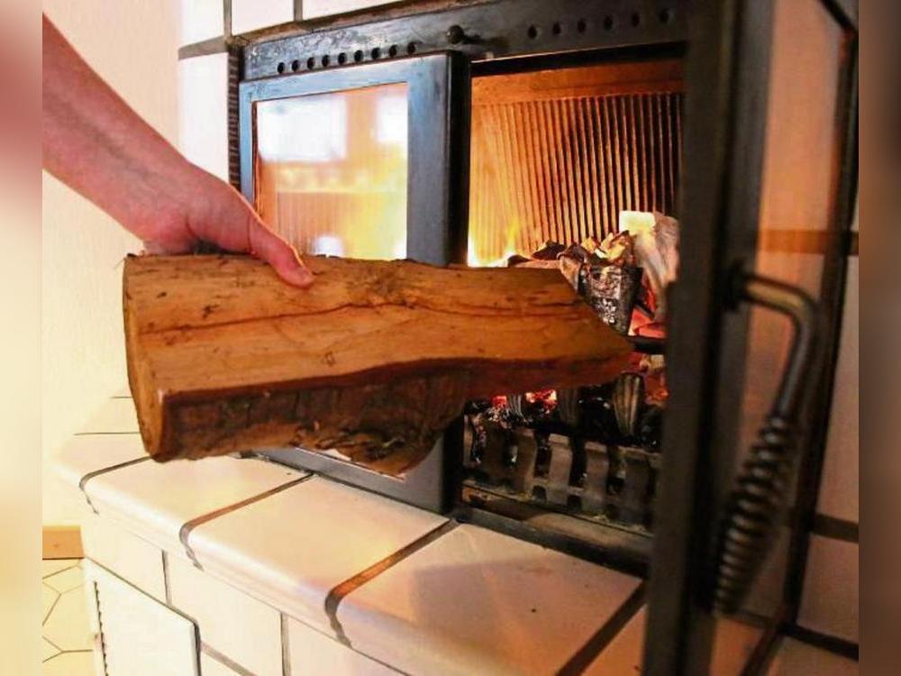 Ein knisternder Kamin kann nicht nur für Gemütlichkeit stehen, sondern auch für Klimaschutz.