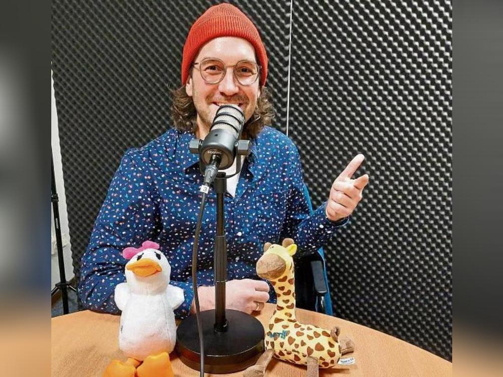 Mit Weihnachtshemd und kuscheliger Unterstützung aus seinem Zoo war Simon Horn im Podcast zu Gast. Foto: Löseke