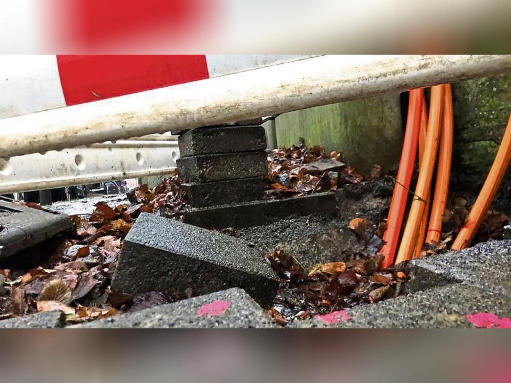 Glasfaser-Baustellen gibt es in Rüthen gerade an jeder Ecke, doch die Arbeiten werden teilweise nicht sorgfältig ausgeführt. Foto: Mintert