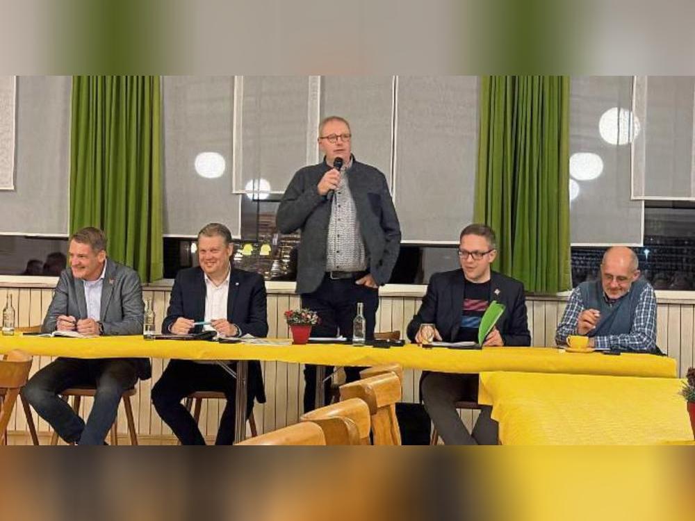 Vertreter von Politik und Verwaltung standen in Völlinghausen Rede und Antwort. Foto: Meyer