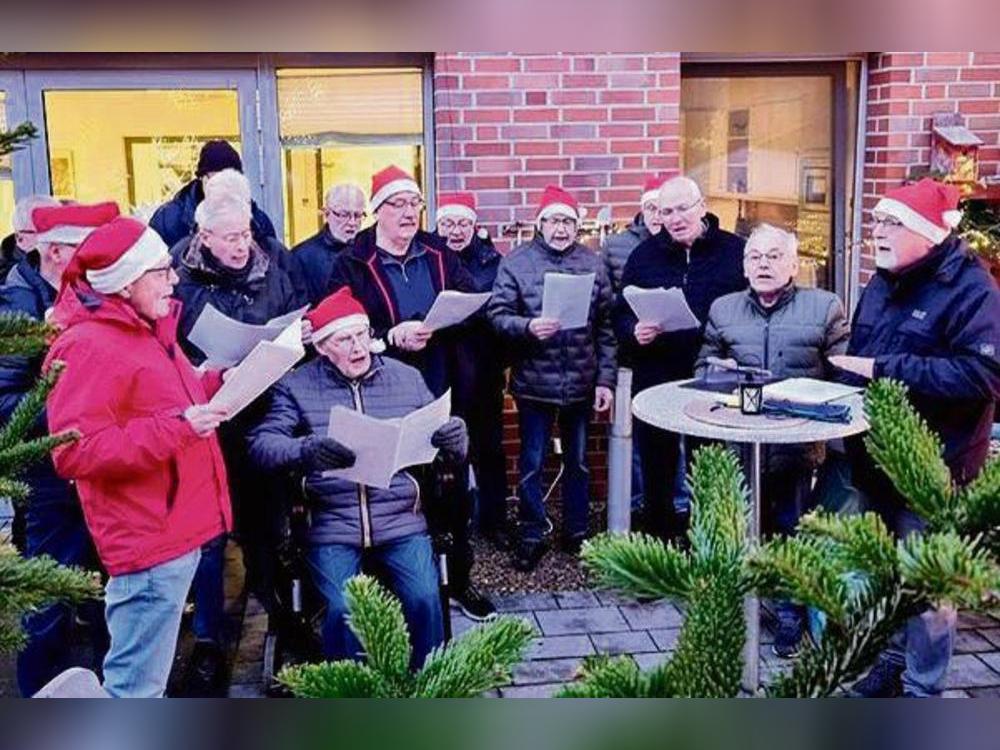 Mit bekannten Advents- und Weihnachtsmelodien bereicherten die „Lyra“-Sänger auch den Weihnachtsmarkt des Seniorenheims St. Josef in Wadersloh.