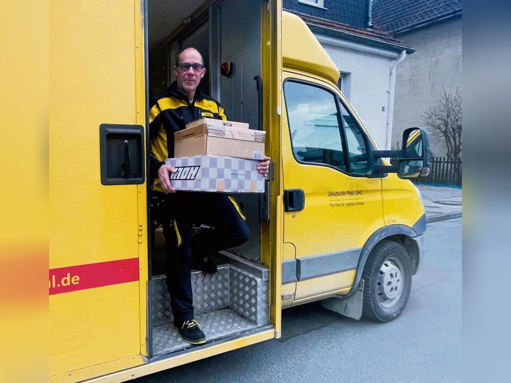 Paketbote in der dritten Generation: Schon der Vater und Opa von Wolfgang Bertels arbeiteten bei der Post. Neben Branchenführer DHL (über 40 Prozent Marktanteil) gibt es mit Amazon, DPD, GLS, Hermes und UPS fünf weitere Paketdienste. Foto: Vielberg