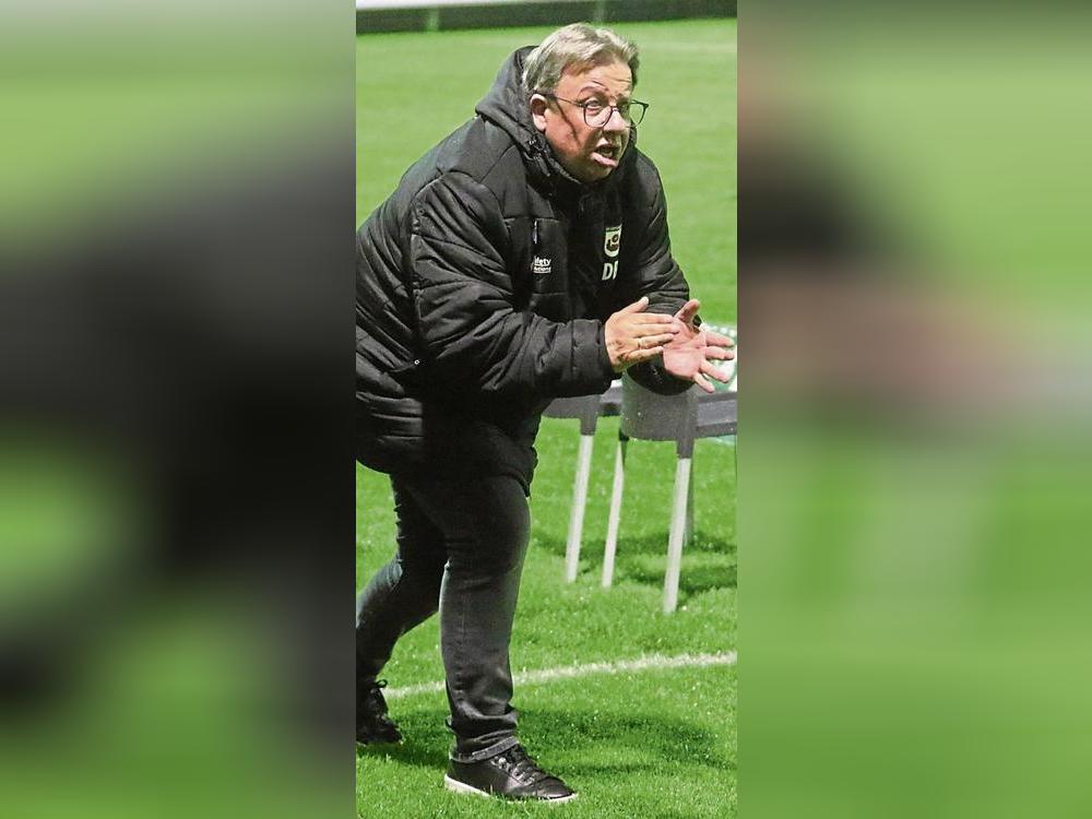 Hopp, hopp, hopp: Sportdirektor Dirk Brökelmann peitscht die Fußballer des SV Lippstadt nach vorn. Mindestens Platz sechs soll es noch werden in der Oberliga. Foto: Lütkehaus