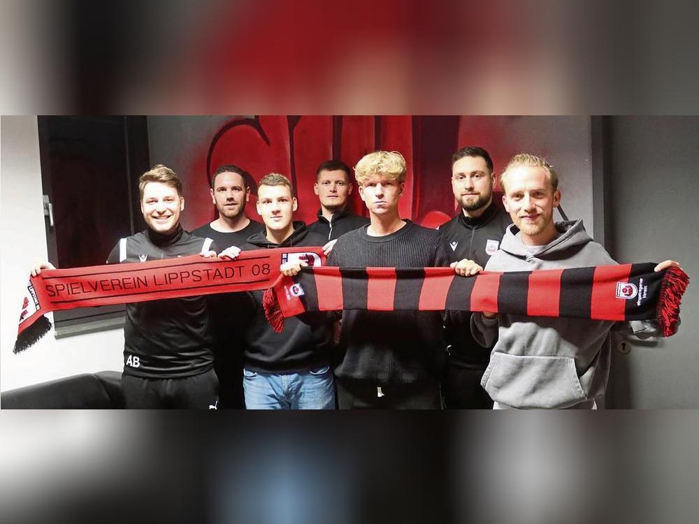 Die Trainerposten für die Saison 2025/26 hat die Jugendabteilung des SV Lippstadt besetzt (v.v.l.): Alexander Brinschwitz (Sportlicher Leiter und Cheftrainer U19), Finn Olsson (Athletiktrainer U16/U17; Co-Trainer U17), Malte Mönnig (Cheftrainer U16), Justin Kemper (Cheftrainer U17); (h.v.l.): Roman Finke (Co-Trainer U16), Benedikt Grabsch (Co-Trainer U17) und Alex Koukidis (Co-Trainer U19). Es fehlt: Christopher Brinschwitz (Co-Trainer U19). Foto: Feichtinger